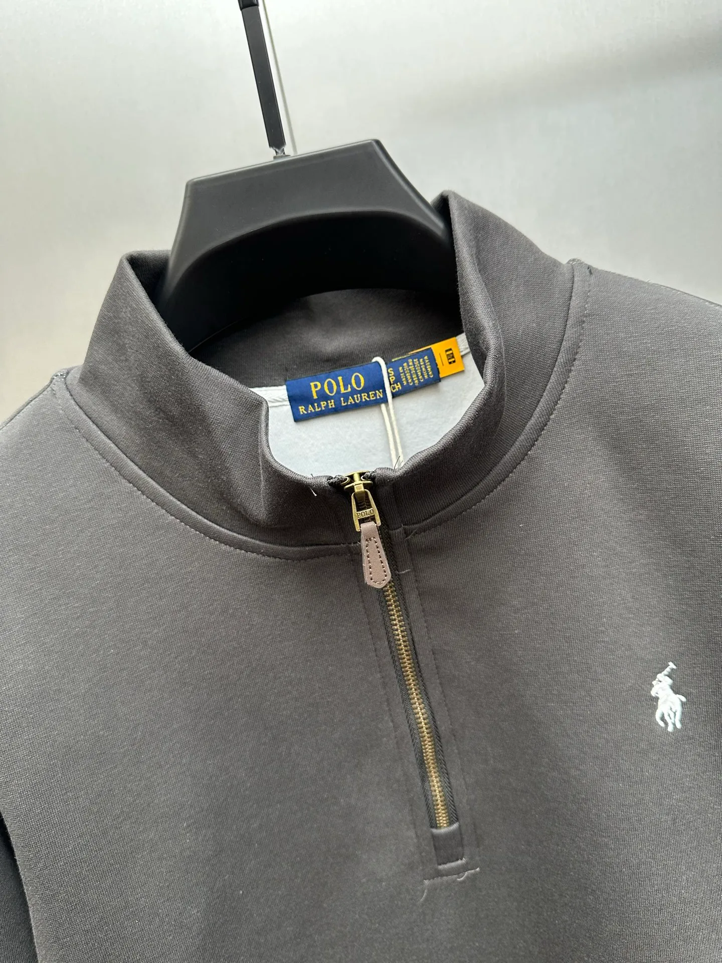 P250 Ralph Lauren/Ralph Lauren classic small logo embroidered turtleneck half-zip sweatshirt, simple and versatile ~ super delicate and soft, close to the body without being tied. Perfectly reflects the brand's sense of superiority. The cut is standard, comfortable to stretch, unrestricted in movement, and highly practical to wear. Classic and simple style, with pony embroidery pattern on the chest, imported machines, three-dimensional and full. Original Polo brass zipper, three-dimensional windproof lapels, taking into account warmth and cool lines, full of coolness, half-open lazy mode. The fit is loose, whether worn alone or layered, you can wear different styles of fashion with just one piece. Color: black, white, gray, brown, navy. Size: S-xL